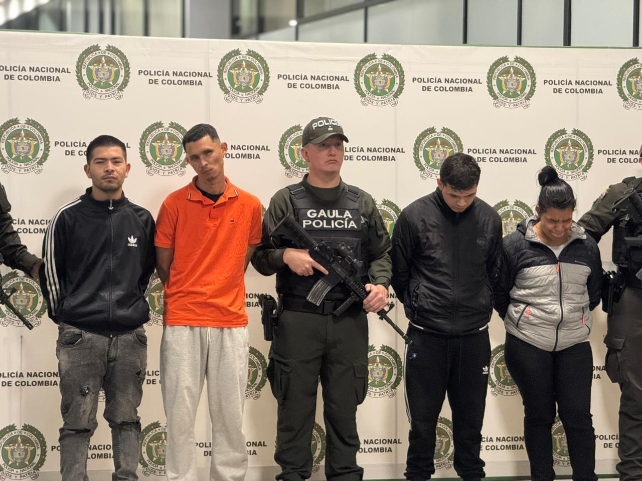 Las autoridades materializaron la captura de tres hombres y una mujer integrantes del Grupo Delincuencial Común Organizado ‘AK47’ quienes se dedican al cobro de extorsiones a comerciantes y al control del microtráfico en el sector de la Avenida Primero de Mayo.