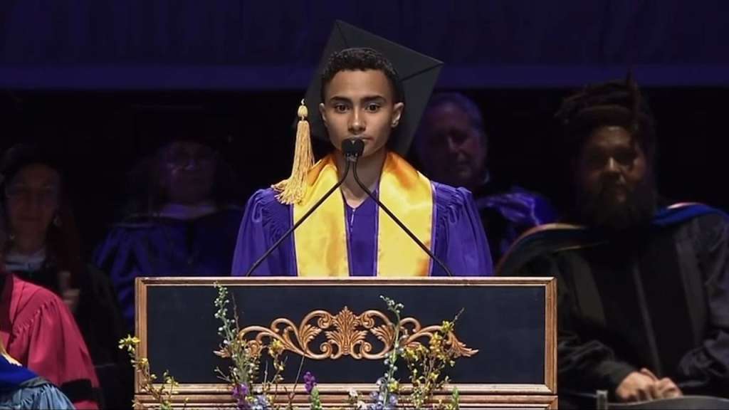 Logan Rozos, estudiante de la escuela Gallatin, durante su discurso en la ceremonia de graduación de NYU, donde condenó la guerra en Gaza.