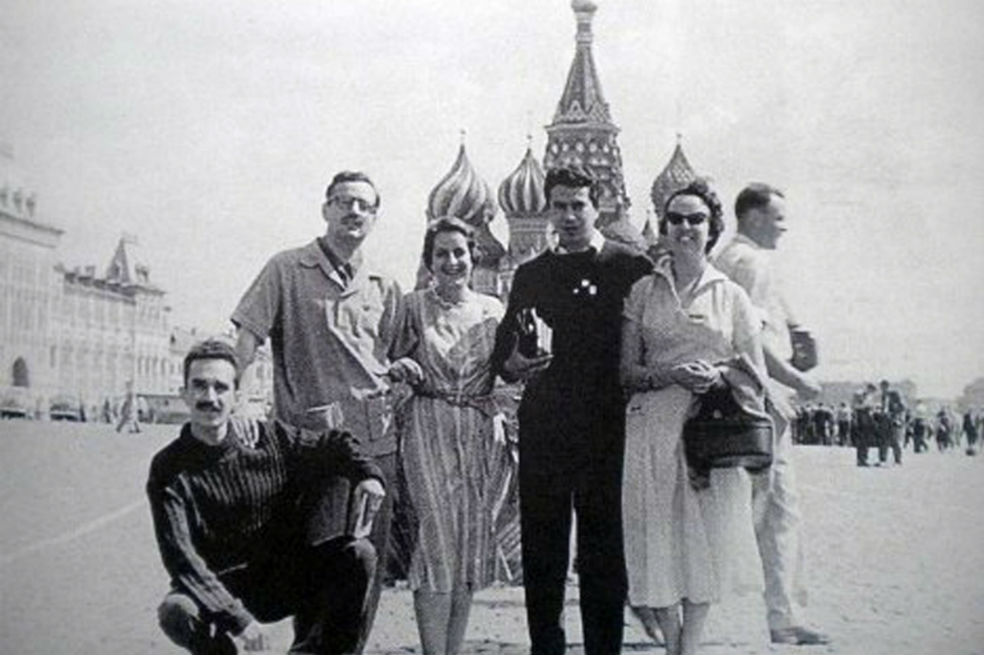 Cuando Gabriel García Márquez conoció Moscú en los años 50. Aquí a la izquierda, en cuclillas, en la Plaza Roja. / Archivo