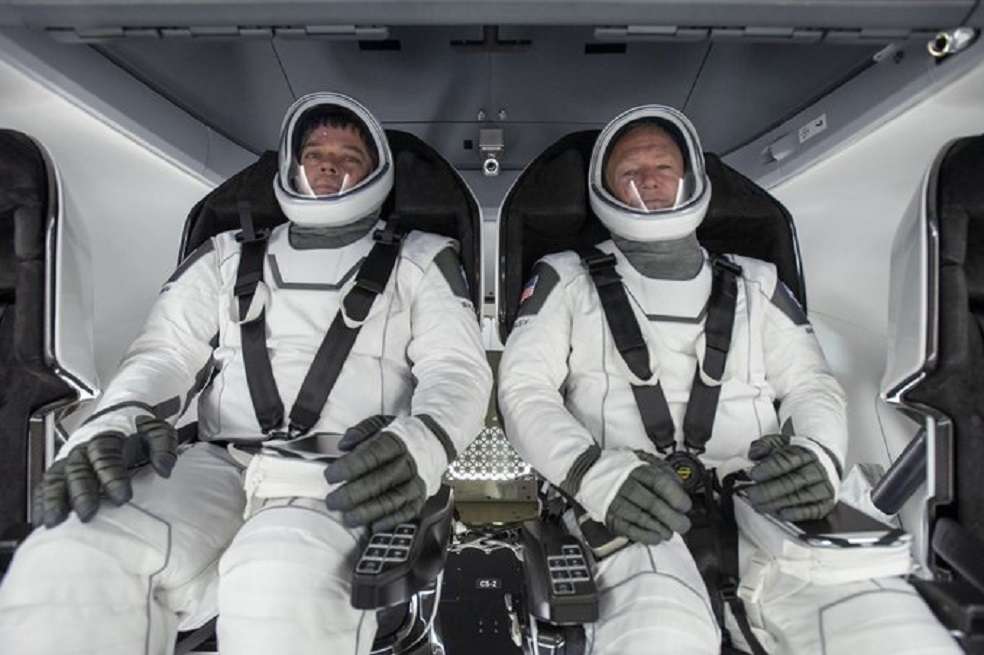 La NASA espera enviar a dos astronautas a la Estación Espacial Internacional este sábado en el primer vuelo comercial tripulado.