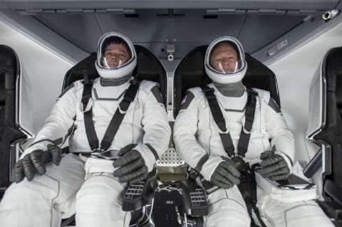 ¿Quiénes son los astronautas que harán el primer vuelo comercial tripulado al espacio?