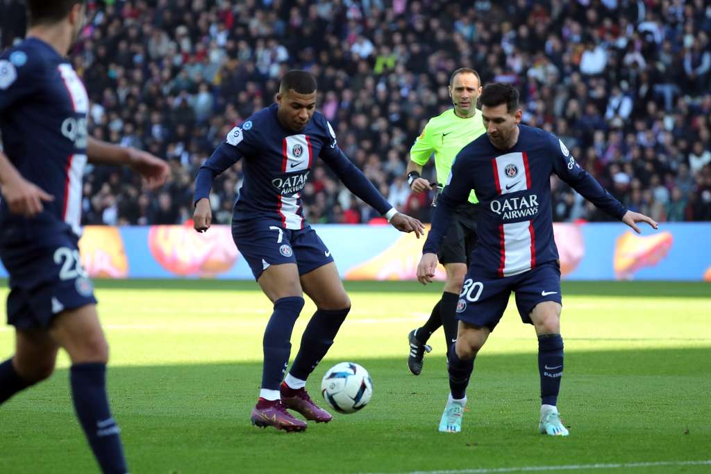 Paris (France), 13/11/2022.- Paris Saint Germain's Kylian Mbappe (L) and Lionel Messi (R) in action during the French Ligue 1 soccer match between PSG and AJ Auxerre, in Paris, France, 13 November 2022. (Francia) EFE/EPA/CHRISTOPHE PETIT TESSON