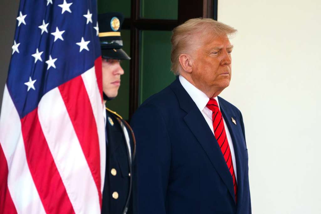 WASHINGTON (United States), 06/05/2025.- US President Donald Trump (R) waits to greet the Canadian prime minister at the White House in Washington, DC, USA, 06 May 2025. EFE/EPA/WILL OLIVER