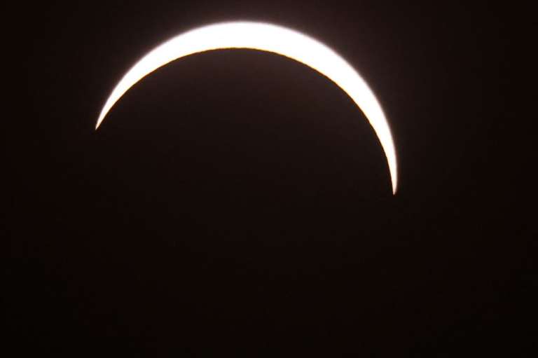 Durante este eclipse, la Luna pasa entre el Sol y la Tierra y proyecta una sombra sobre nuestro planeta.