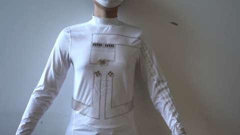 Camiseta carga pequeños dispositivos electrónicos a partir de sudor y movimiento