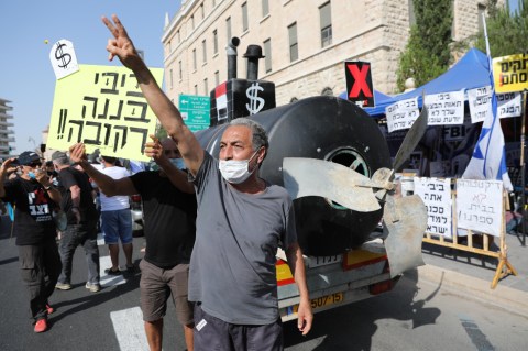 Miles de personas salen a mostrar su inconformidad con la gestión de la crisis de Netanyahu