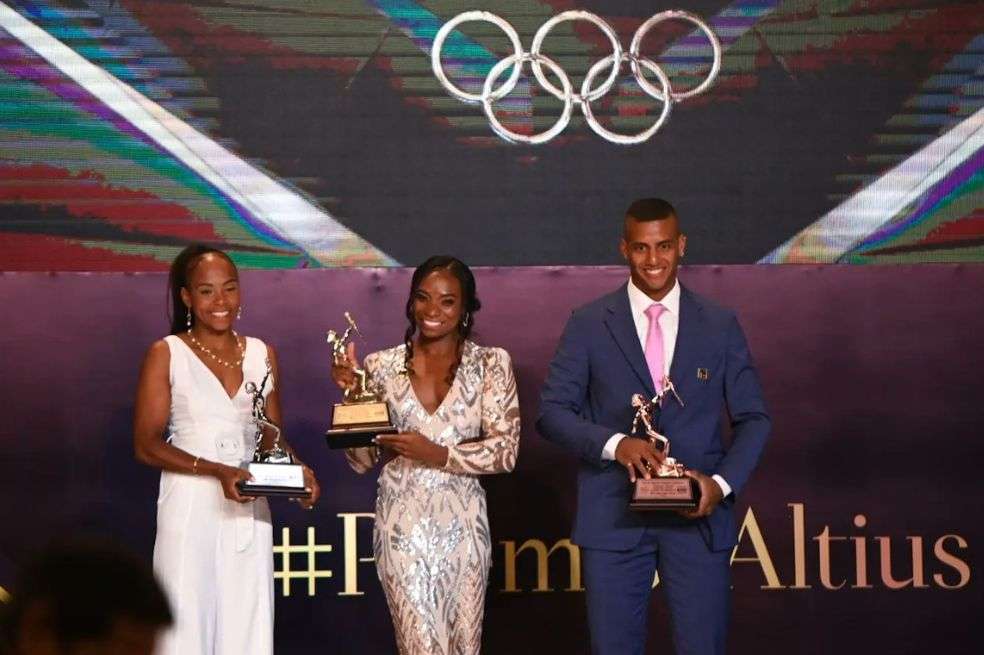De izquierda a derecha: Ingrit Lorena Valencia (segunda), Yenny Álvarez (primera) y Kevin Santiago Quintero (tercero).