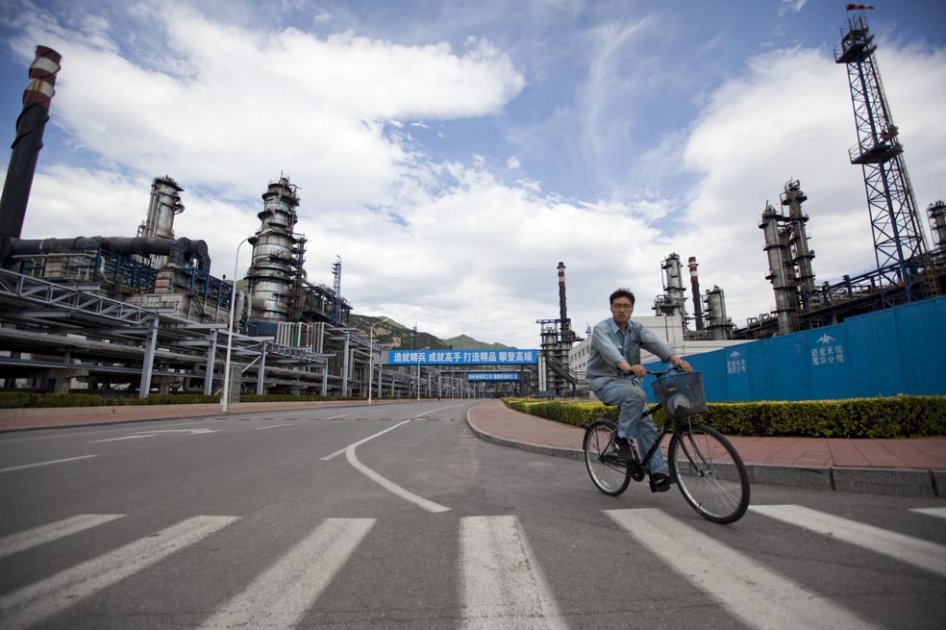 La demanda china de crudo ya está generando ventajas para los exportadores. Aquí, la imagen de una refinería en Beijing. / Bloomberg