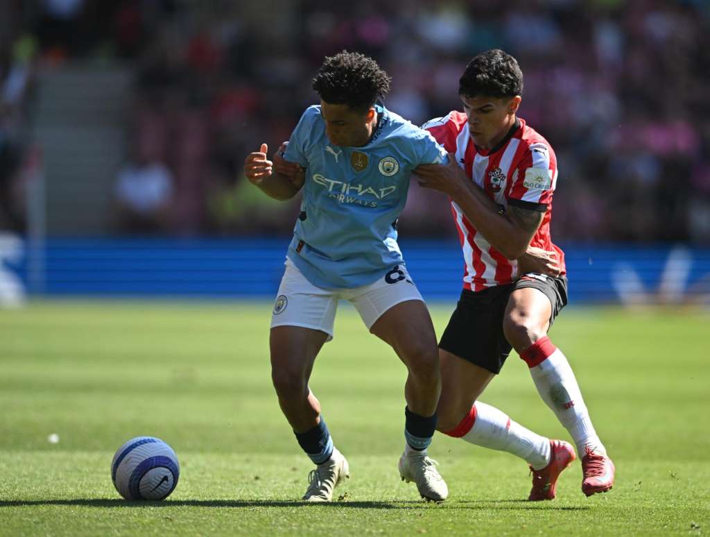 SOUTHAMPTON (United Kingdom), 10/05/2025.- Southampton’s Mateus Fernandes (R) tackles Manchester City's Rico Lewis during the English Premier League soccer match between Southampton FC and Manchester City, in Southampton, Britain, 10 May 2025. (Reino Unido) EFE/EPA/DANIEL HAMBURY EDITORIAL USE ONLY. No use with unauthorized audio, video, data, fixture lists, club/league logos, 'live' services or NFTs. Online in-match use limited to 120 images, no video emulation. No use in betting, games or single club/league/player publications.
