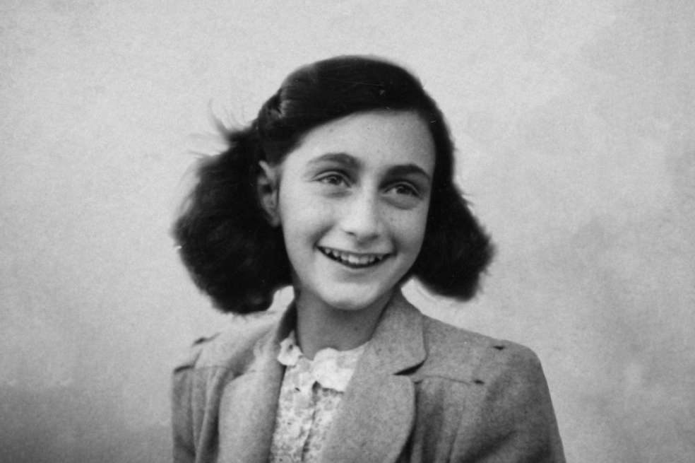 Annelies Marie Frank, conocida en español como Ana Frank, nació en Fráncfort del Meno (Hesse, Alemania). Fue la segunda hija de Otto Heinrich Frank y Edith Hollander, una familia de judíos alemanes.