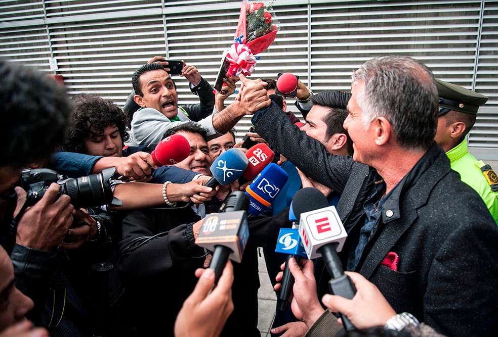 Con esa idea se dirigió al comité de Colfútbol, resaltando la importancia de que si llegaban a un acuerdo con Queiroz no tenían que pagar ninguna comisión. Algo que cayó muy bien y que sirvió para que se inclinaran por el portugués. En noviembre se dio la primera reunión oficial entre la federación y el entrenador de 65 años. Fue enLisboa. Acompañando a Ramón Jesurún estaban los presidentes de la Dimayor, Jorge Enrique Vélez, y de la Difútbol, Álvaro González Alzate. Conocieron los conceptos del estratega y su hoja de vida. En ese encuentro, Queiroz fue claro: “no estoy disponible sino hasta el 1 de febrero, una vez haya terminado la Copa de Asia”.