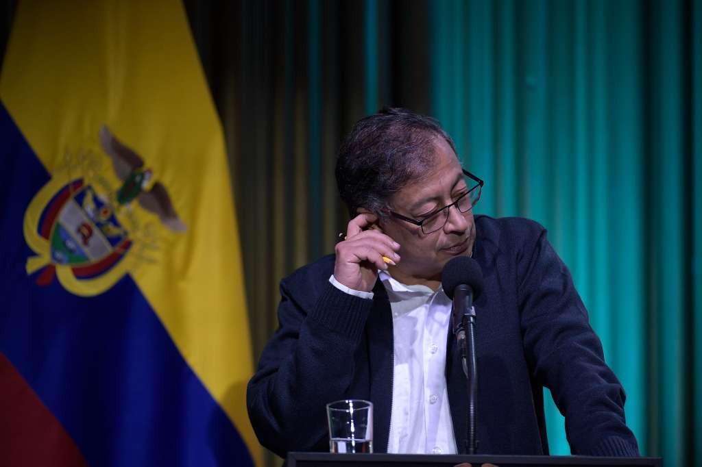 Presidente de la República, en el evento donde se realizó la entrega simbólica del fondo documental digital de la Comisión de Esclarecimiento de la Verdad (CEV) al Archivo General de la Nación.
