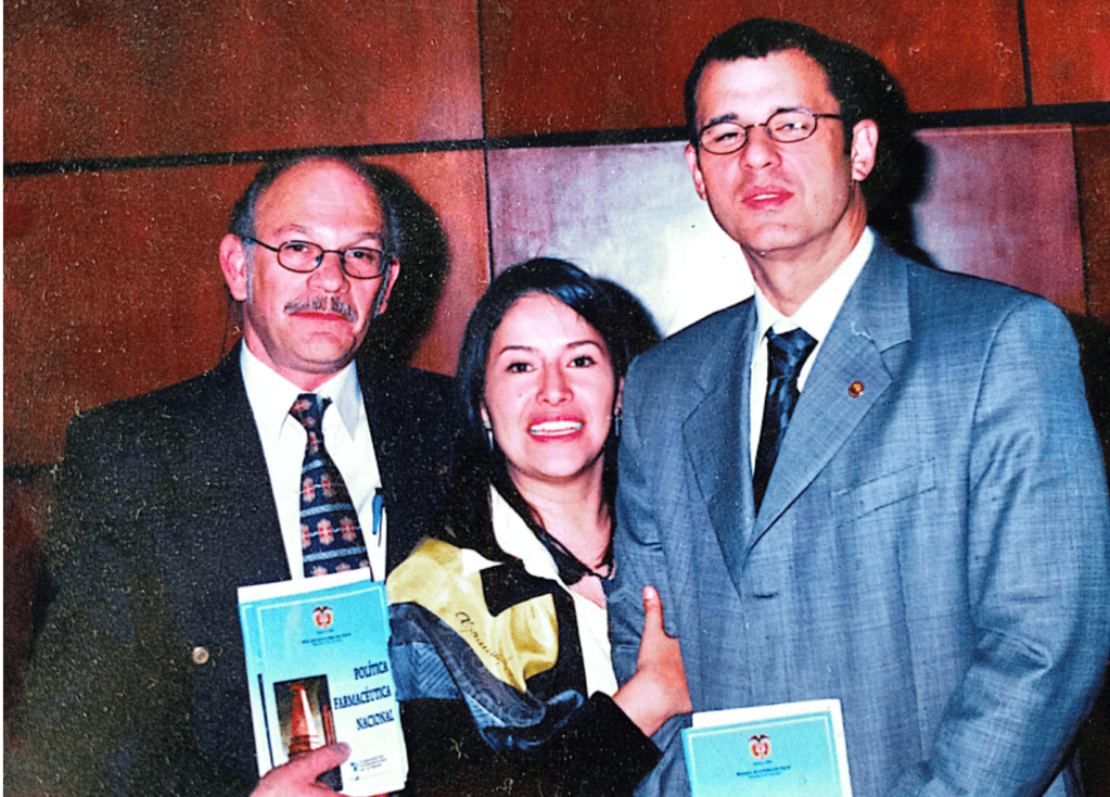 Pacho fue su asesor directo y yo terminé de asesora en el INVIMA. De esa época proviene la primera política nacional de medicamentos.