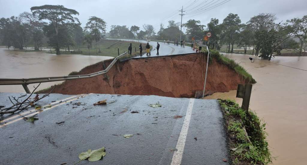 El río Mulatos se llevó parte de un puente sobre la vía Necoclí-San Juan de Urabá.