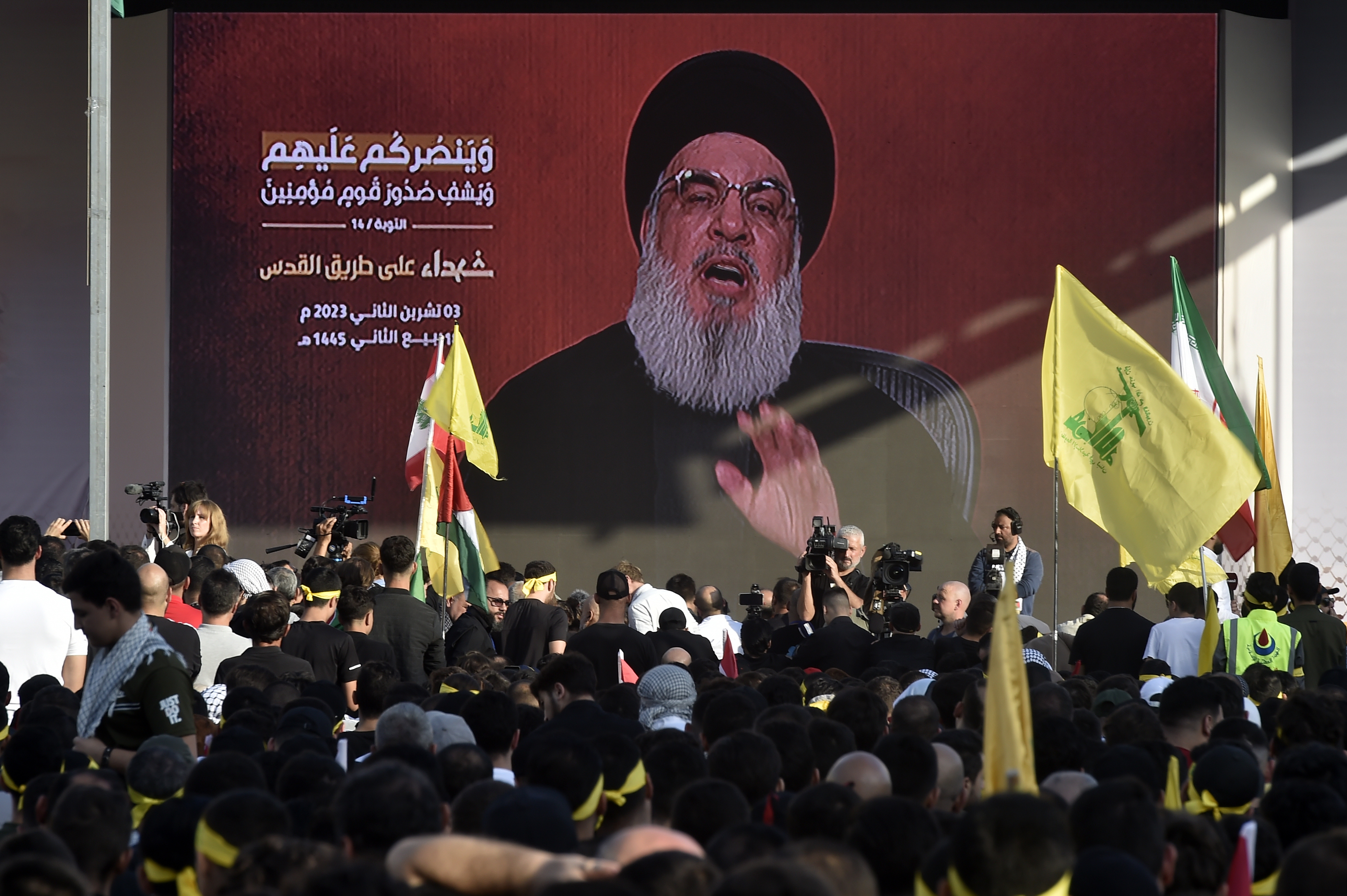 Beirut (Lebanon), 03/11/2023.- Hezbollah supporters follow the speech of Hezbollah leader Hassan Nasrallah on a screen in a southern suburb of Beirut, Lebanon, 03 November 2023. Hezbollah chief Hassan Nasrallah gave his first speech since the Israel-Hamas conflict following an unprecedented attack carried out by Hamas militants from Gaza into Israel on 07 October 2023. (Líbano, Hizbulá/Hezbolá) EFE/EPA/WAEL HAMZEH
