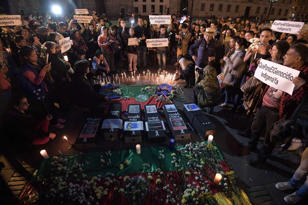 La Organización Nacional Indígena de Colombia convocó a este evento en la plaza de Bolívar para conmemorar a las cinco víctimas mortales del ataque que tuvo lugar en la vereda la Luz, corregimiento Tacueyó, del municipio de Toribío, Cauca.