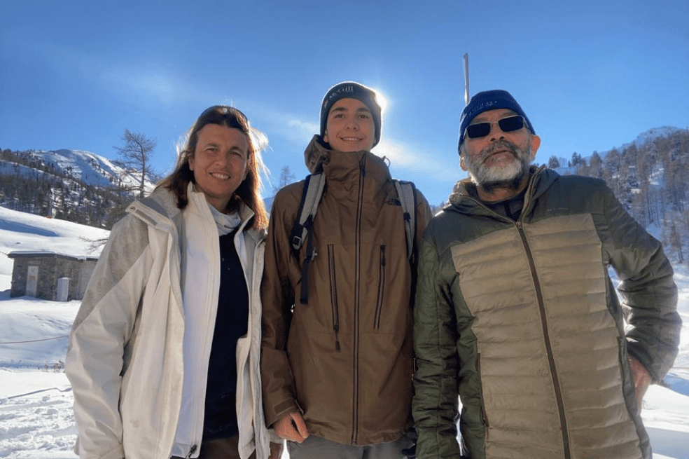 Paola (Esposa), Simón Pietro (hijo) y Juan Pablo Ruiz, en los Alpes Suizos en marzo de 2021.