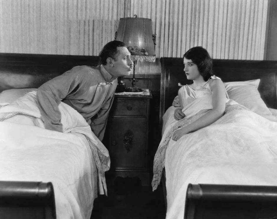 La clave está en cómo se reconstruye el vínculo alrededor del descanso. Si lo que se salva es la salud individual y la conexión, el divorcio del sueño puede no destruir matrimonios, sino darles una nueva manera de sostenerse.