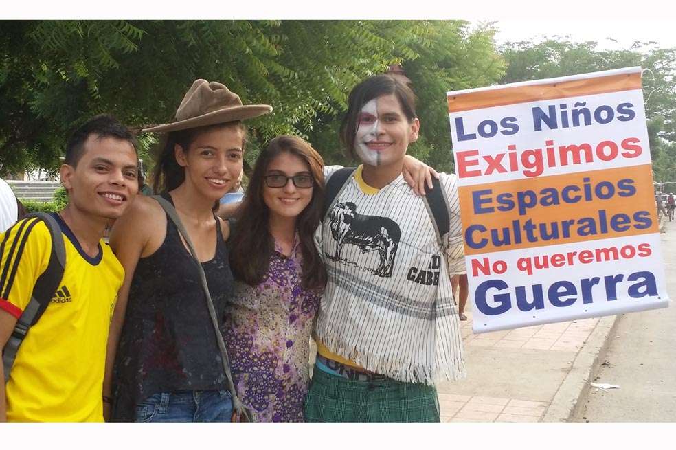 La gente más joven del barrio apoya la llegada de la cultura y se manifiesta con piezas teatrales, música, y bailes. / Cortesía