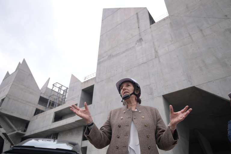 Directora del Centro Nacional de Memoria Histórica, visita las obras del Museo Nacional de la Memoria, que reanudará su construcción tras tres años de parálisis.