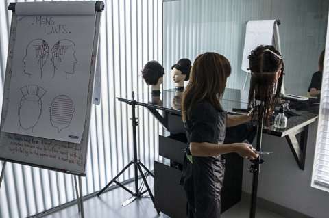 Cortes de pelo para superar las cicatrices de la trata en Camboya