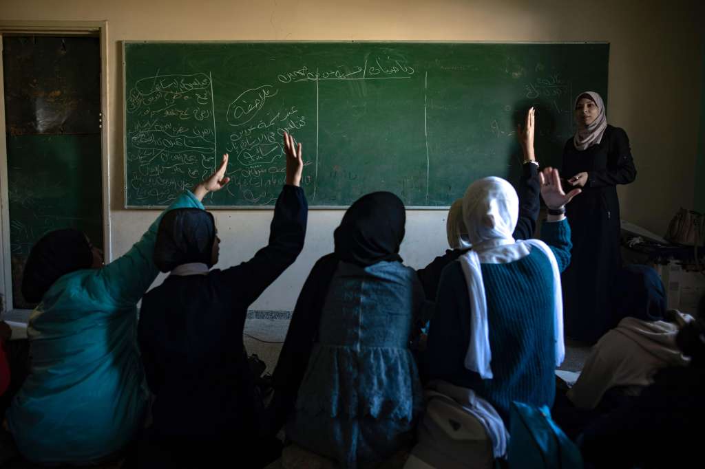 FOTODELDÍA Khan Younis (Gaza), 14/12/2024. - Niñas palestinas se sientan en el suelo, después de que sus pupitres escolares fueron destruidos, este sábado durante sus clases de educación secundaria general Tawjihi en Khan Younis, sur de Gaza. Más de 625.000 estudiantes no han podido asistir a clases y el 85 por ciento de los edificios escolares en Gaza han sido blanco de ataques o daños desde que militantes de Hamas lanzaron un ataque contra Israel desde la Franja de Gaza el 07 de octubre 2023 y las operaciones israelíes en Gaza y el Oeste Banco que lo siguió, según el OOPS. EFE/EPA/HAITHAM IMAD