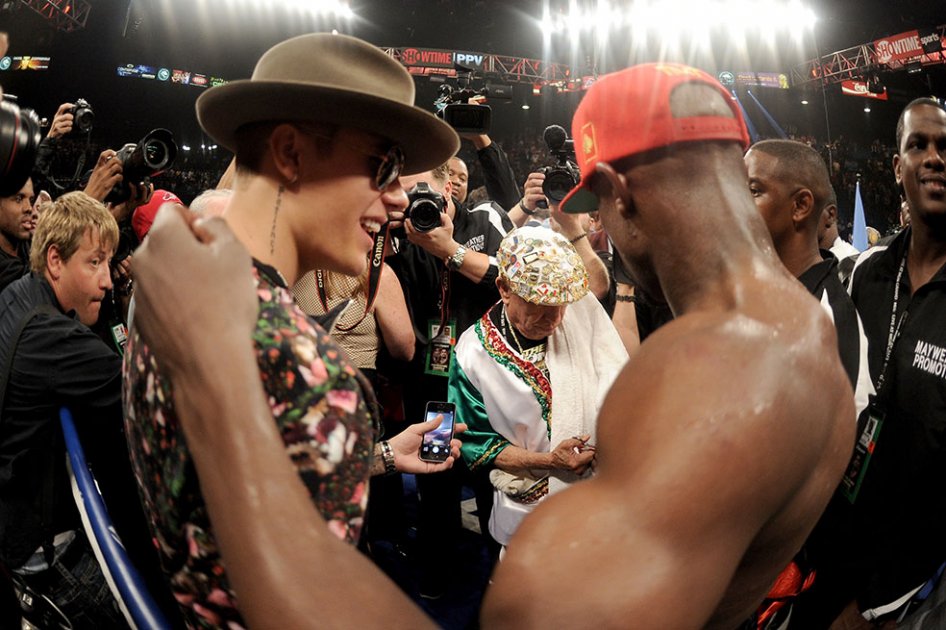 Justin Bieber y Floyd Mayweather en el ring el 3 de marzo de 2015. / AFP