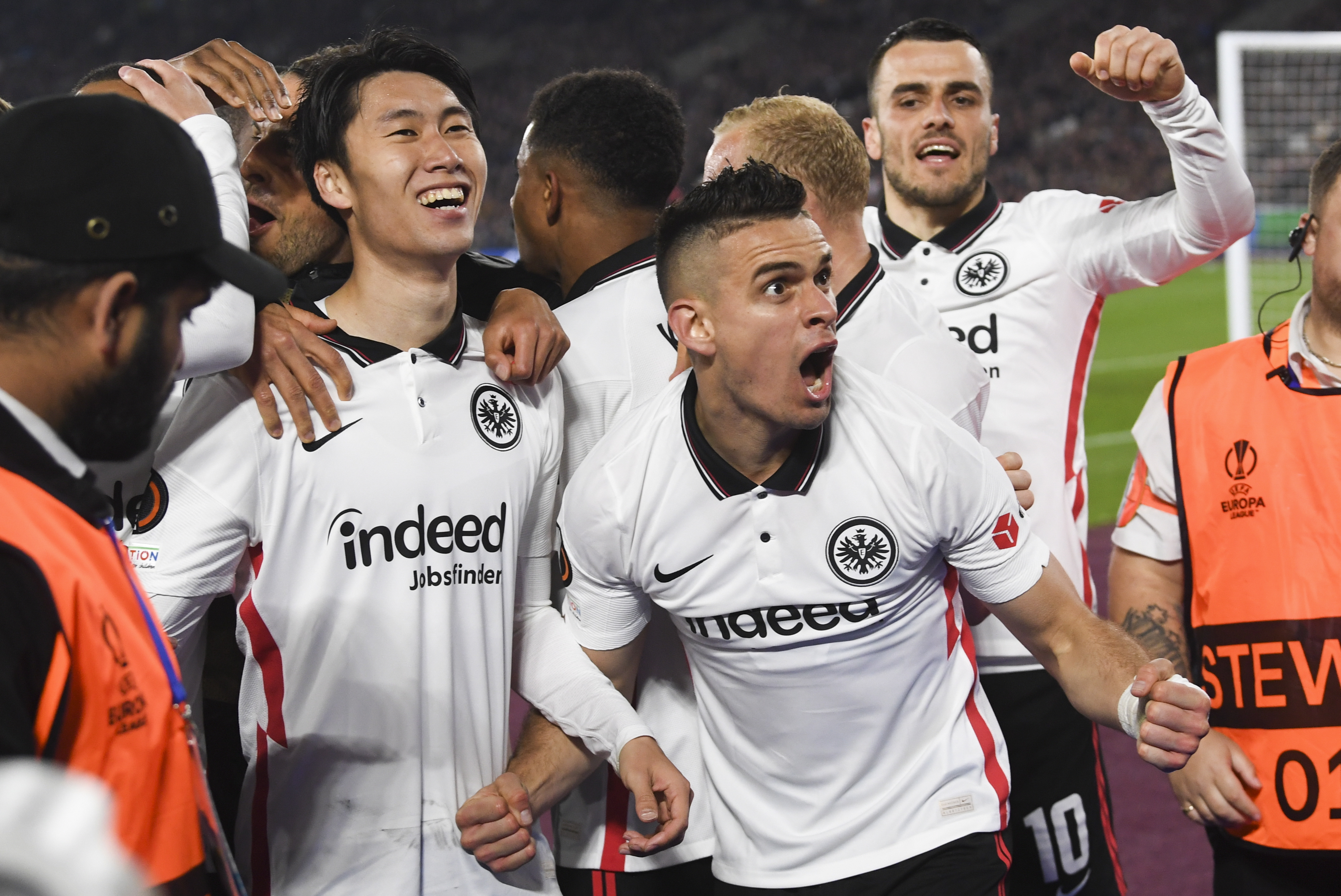 London (United Kingdom), 28/04/2022.- Daichi Kamada (L) of Eintracht Frankfurt celebrates with teammates after scoring the 1-2 lead during the UEFA Europa League semi final, first leg soccer match between West Ham United and Eintracht Frankfurt in London, Britain, 28 April 2022. (Reino Unido, Londres) EFE/EPA/NEIL HALL