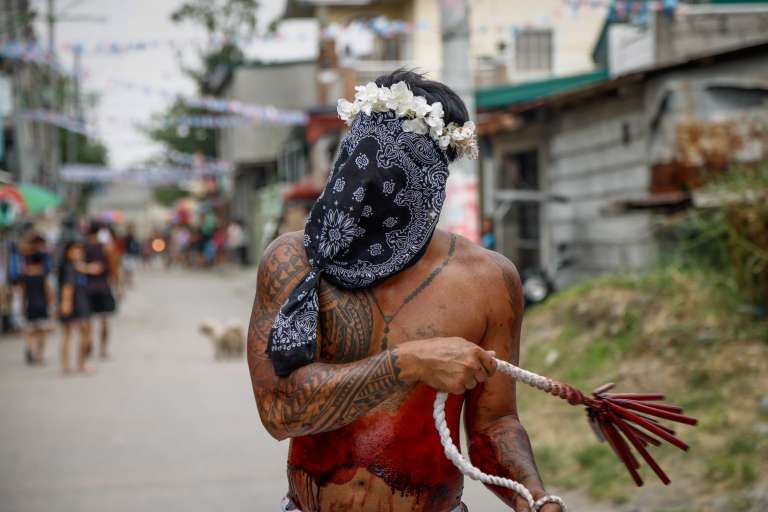 Santo Tomas (Philippines), 07/04/2023.- A penitent flagellates on Good Friday in Santo Tomas, Pampanga, Philippines, 07 April 2023. Religious activities resumed following the COVID-19 pandemic as Catholic devotees witnessed men who were nailed to wooden crosses or flogged themselves bloody in annual rituals re-enacting the crucifixion of Jesus Christ. (Filipinas) EFE/EPA/MARK R. CRISTINO