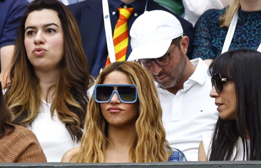 Wimbledon (United Kingdom), 14/07/2023.- Colombian singer Shakira (C) attends the Men's Singles semi final match Carlos Alcaraz of Spain against Daniil Medvedev of Russia at the Wimbledon Championships, Wimbledon, Britain, 14 July 2023. (Tenis, Rusia, España, Reino Unido) EFE/EPA/ISABEL INFANTES EDITORIAL USE ONLY EDITORIAL USE ONLY EDITORIAL USE ONLY