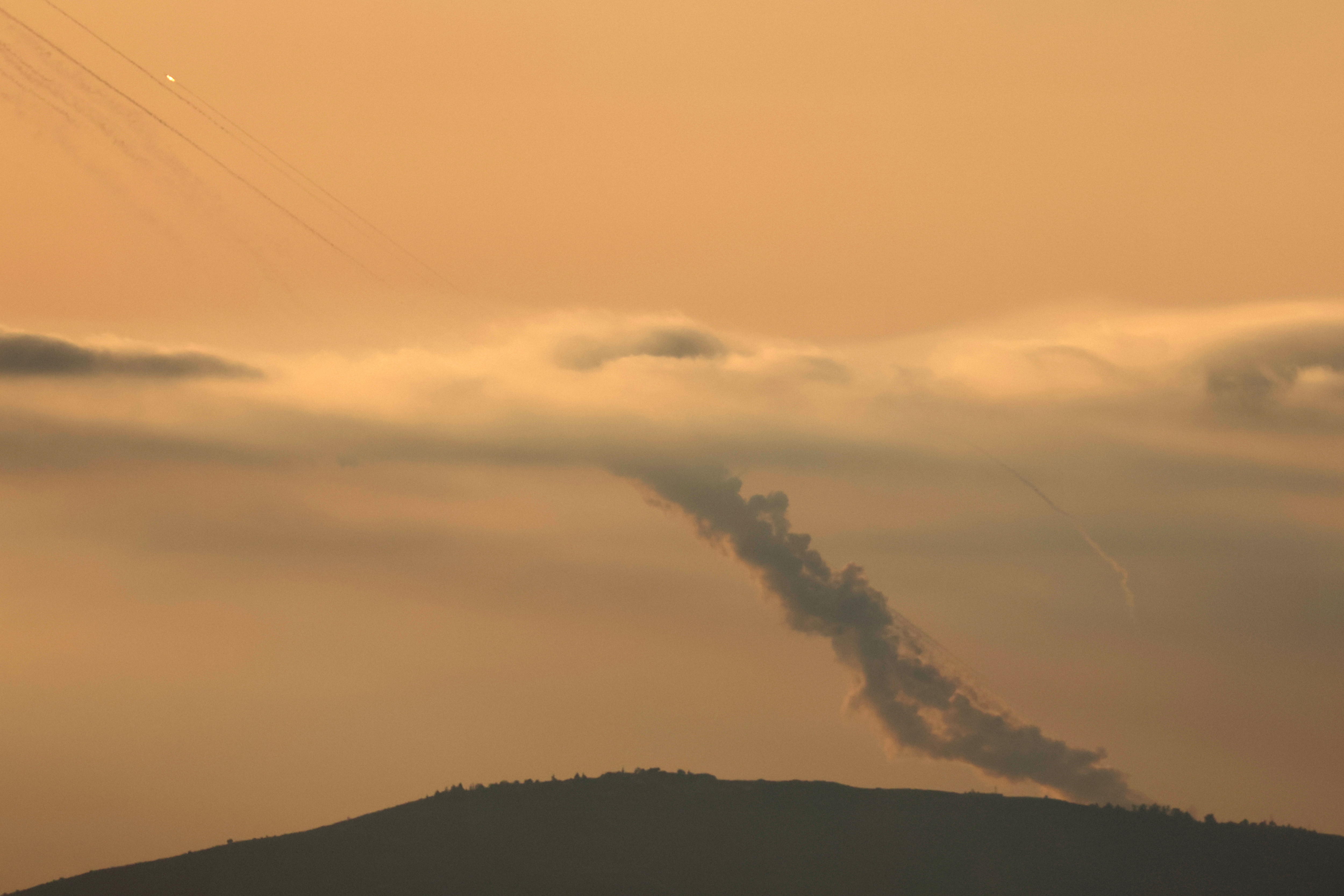 Northern Israel (Israel), 11/10/2024.- Projectiles are launched from southern Lebanon towards Israel, as seen from an undisclosed location in the Galilee, northern Israel, 11 October 2024. Israel's military stated that around 20 projectiles were identified crossing from Lebanon into Israeli territory in the Upper Galilee area on 11 October. Israeli fighter jets struck 'several Hezbollah launchers' from which rockets were fired toward northern Israel, the statement added. (Líbano, Hizbulá/Hezbolá) EFE/EPA/ATEF SAFADI