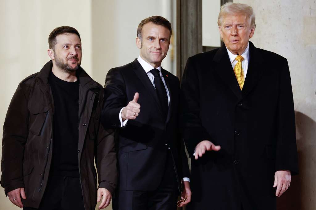 Paris (France), 07/12/2024.- (L-R) Ukraine's President Volodymyr Zelensky, French President Emmanuel Macron, and US president-elect Donald J. Trump leave the Elysee Palace to attend the ceremony for the reopening of the Notre Dame de Paris Cathedral, in Paris, France, 07 December 2024. The Notre-Dame de Paris Cathedral reopens on 07 December after nearly six years of renovation work following its destruction by a fire on 15 April 2019. (Zelenski, Francia, Ucrania) EFE/EPA/MOHAMMED BADRA