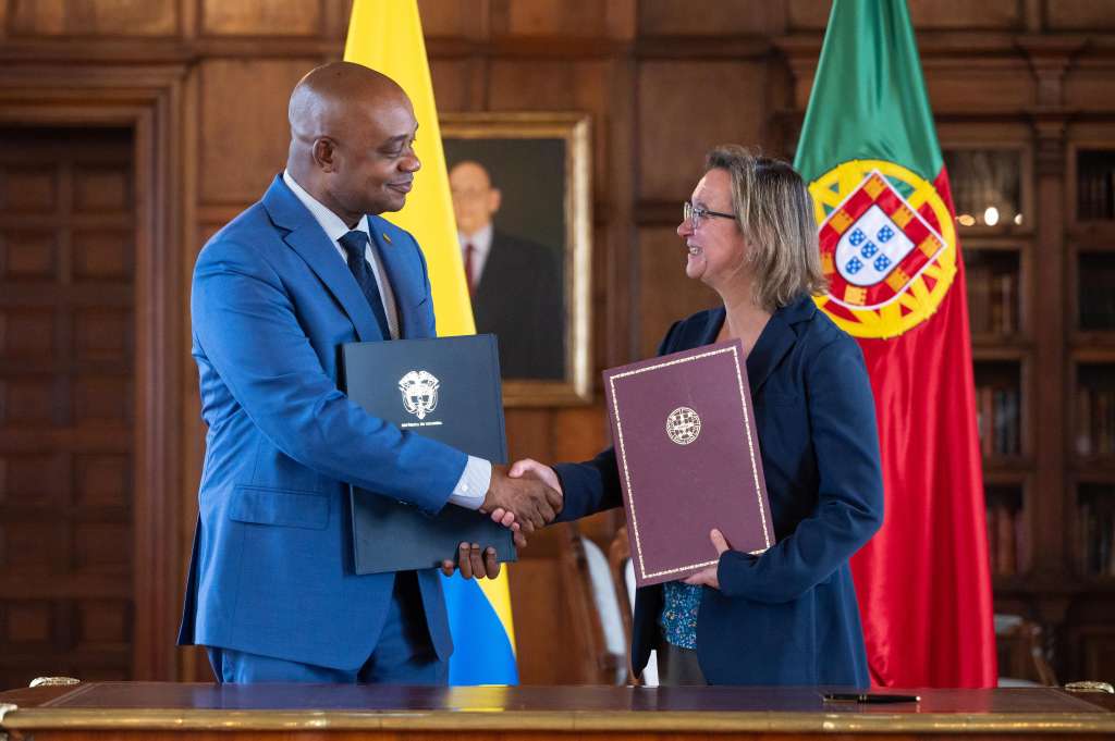 Canciller Luis Gilberto Murillo y embajadora de Portugal Catarina Arruda.