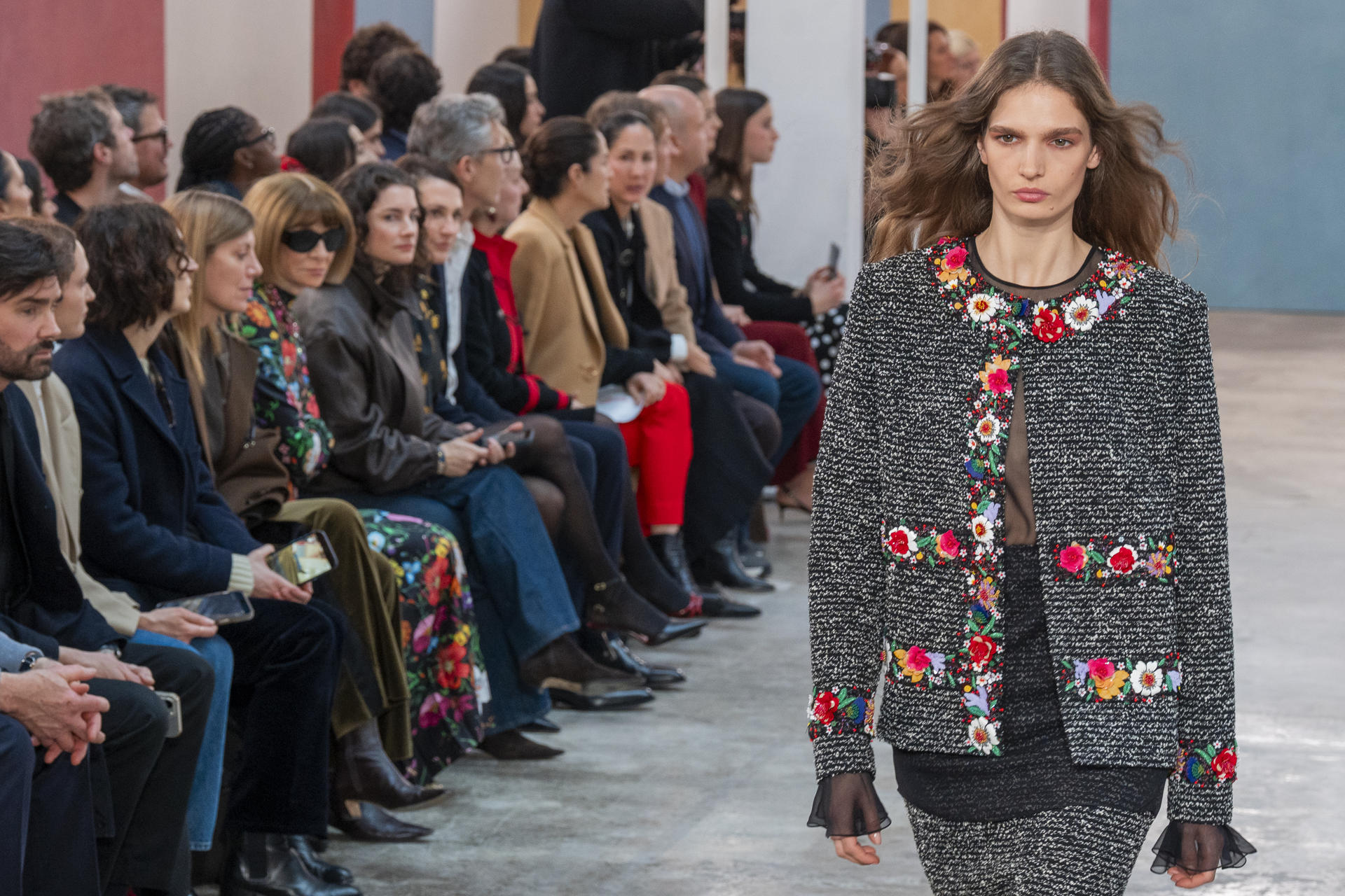 ACOMPAÑA CRÓNICA: EEUU MODA NUEVA YORK AME4402. NUEVA YORK (ESTADOS UNIDOS), 12/02/2026.- Una persona desfila con prendas de la nueva colección de la diseñadora venezolana Carolina Herrera este jueves, en Nueva York (Estados Unidos). La colección de Herrera es una oda al poder creativo de las mujeres artistas, mecenas, galeristas, coleccionistas y musas, las mismas que lucieron sus propuestas de otoño-invierno en Nueva York. EFE/ Ángel Colmenares