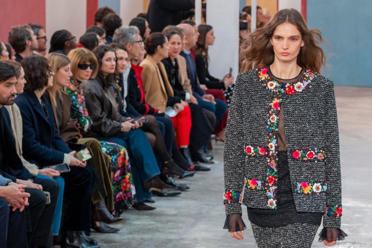 El jardín de la moda: historia, técnica y persistencia de lo floral