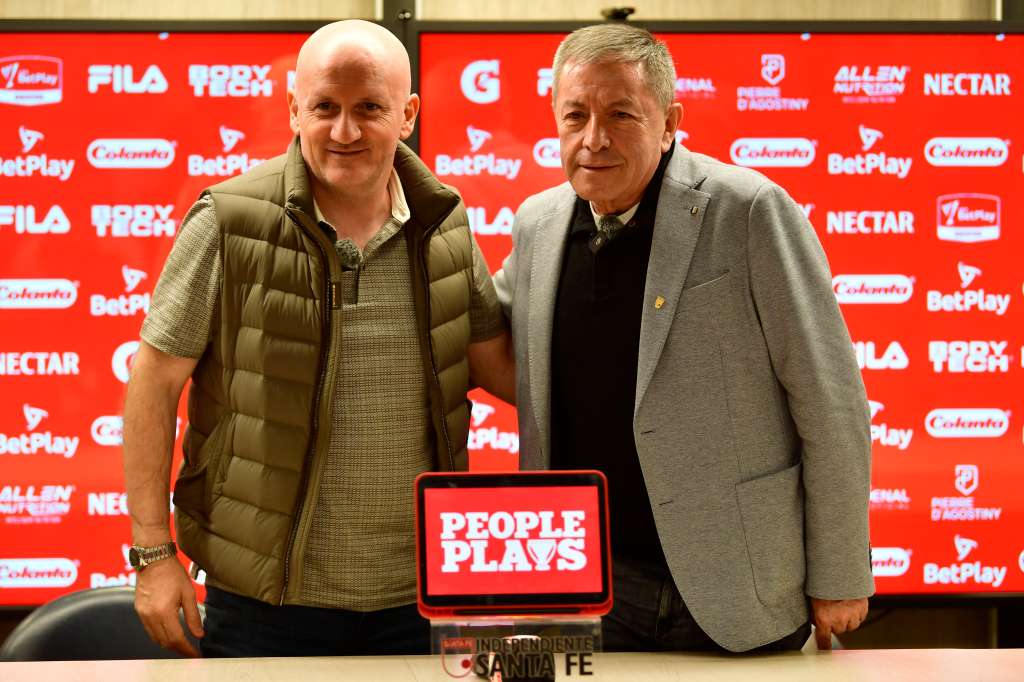 Presidente de Independiente Santa Fe y Pablo Repetto , técnico uruguayo (de chaleco), durante su presentación oficial como técnico cardenal.
