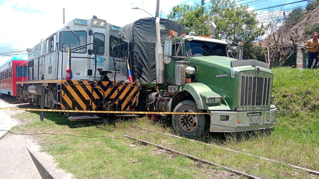El hecho se registró mientras el vehículo de carga intentaba realizar una maniobra para tomar la vía hacia el municipio de Tabio.
