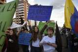 "¡Ecuador no es Venezuela"!, gritan miles de opositores en protesta contra Correa