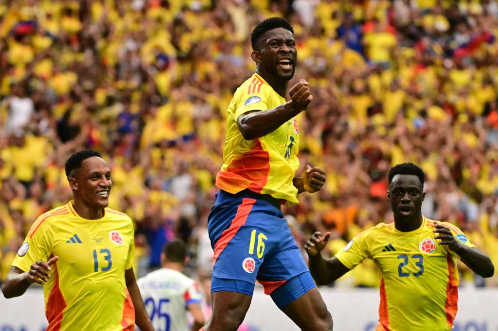 Jefferson Lerma (cent.), uno de los goleadores de la tarde, celebra su tanto con Colombia.