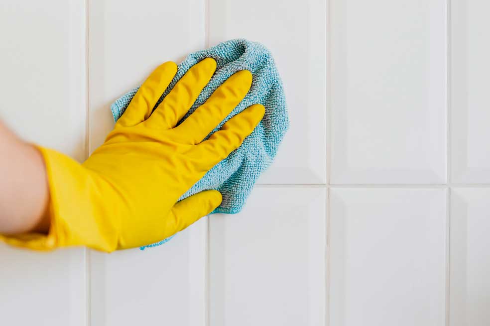 Cómo limpiar los azulejos del baño para que brillen