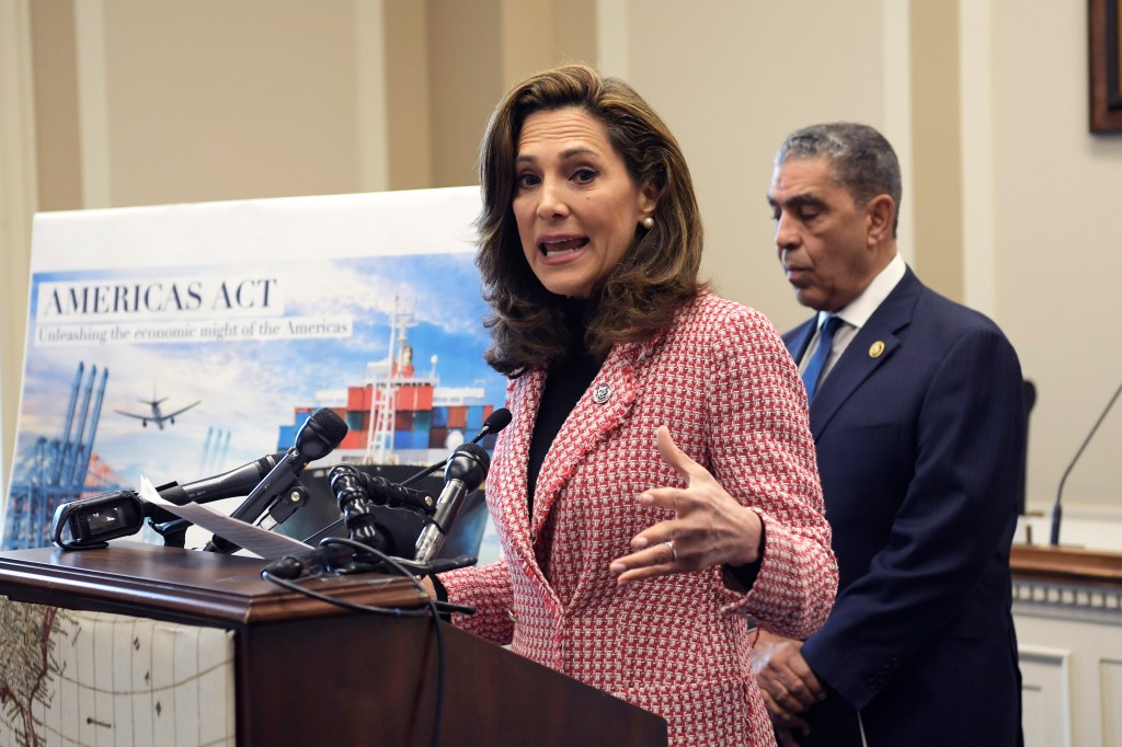 USA3057. WASHINGTON (DC, EEUU), 06/03/2024.- La congresista republicana por Florida, María Elvira Salazar, junto al congresista demócrata por Nueva York, Adriano Espaillat, participan en una rueda de prensa este miércoles en el edificio Rayburn del Capitolio en Washington (EE. UU). Congresistas estadounidenses republicanos y demócratas presentaron este miércoles un proyecto de ley que busca la expansión del comercio y la inversión en América Latina y el Caribe para contrarrestar la influencia de China en la región. EFE/Lenin Nolly