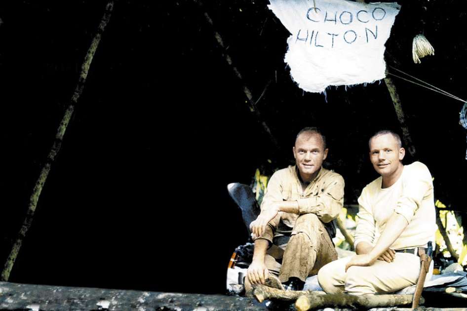 Neil Armstrong (der.) junto a su colega astronauta John Glenn, durante el “entrenamiento extremo” en selvas colombo-panameñas, donde tuvo que comer serpientes y beber agua de las plantas. / Archivo particular