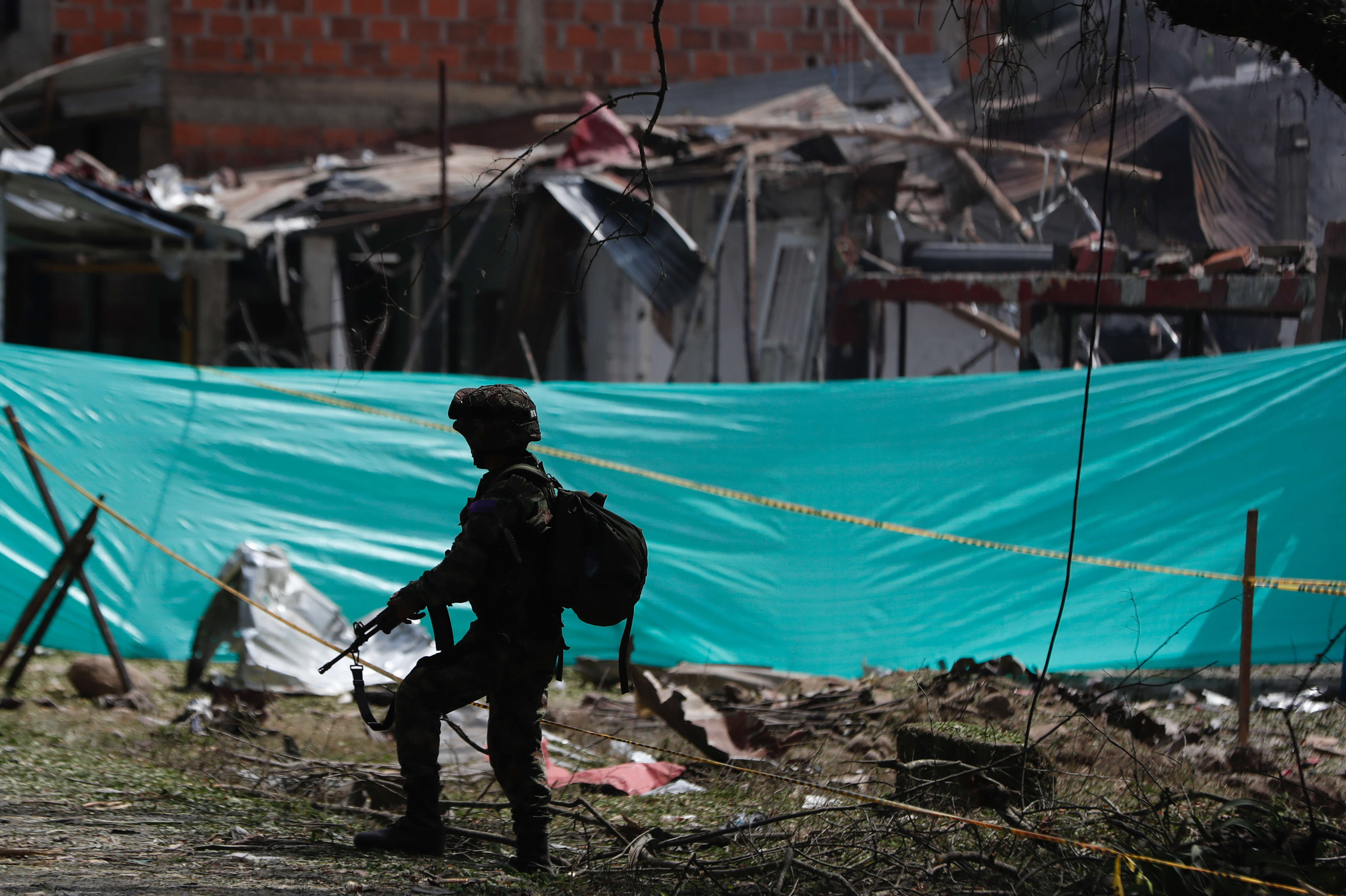 ACOMPAÑA CRÓNICA: COLOMBIA CONFLICTO - AME1265. TIMBA (COLOMBIA), 20/09/2023.- Militares prestan seguridad en las zonas aledañas al lugar donde explotó un carro bomba dirigido contra la estación de Policía de Timba, en el departamento del Cauca (Colombia). El ataque, que tuvo lugar en el corregimiento de Timba, zona rural del municipio de Buenos Aires, en el noroccidente del Cauca, fue achacado al Estado Mayor Central (EMC), principal disidencia de las ya disueltas FARC, por el presidente colombiano, Gustavo Petro. EFE/ Ernesto Guzmán