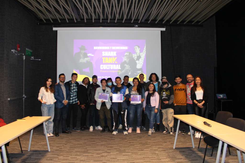 Los participantes, ganadores, jurados y organizadores del Shark Tank Cultural en la Universidad central.