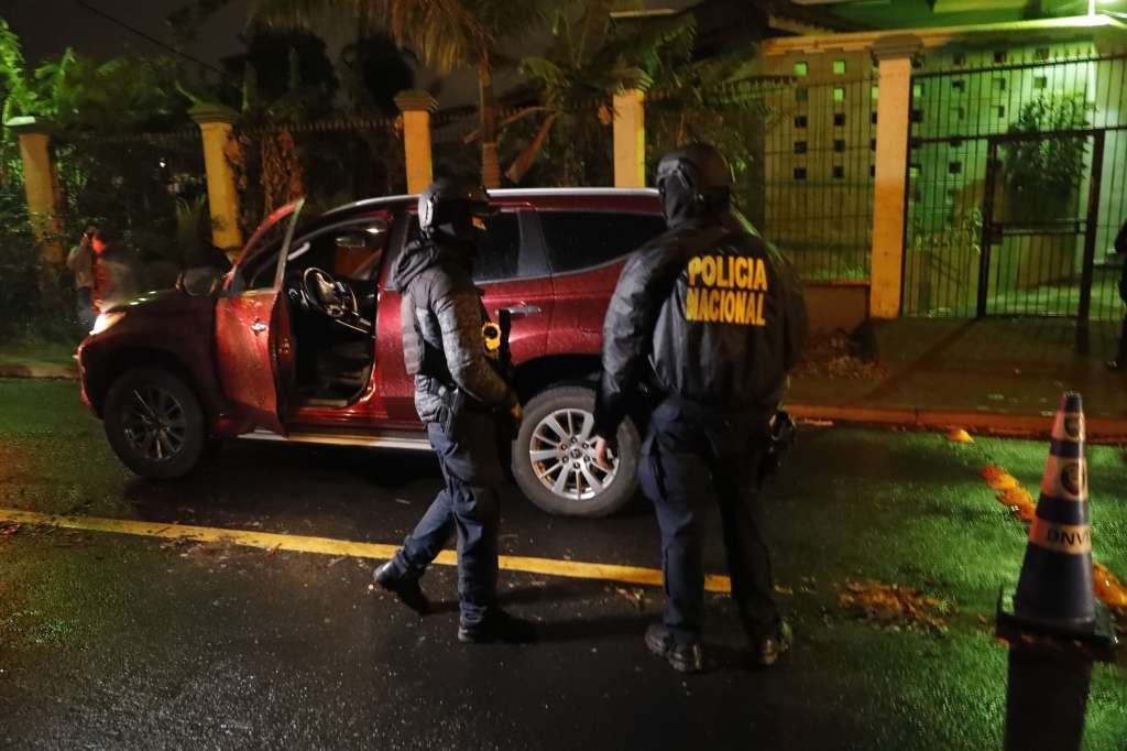 AME5798. TEGUCIGALPA (HONDURAS), 14/02/2022.- Agentes policiales requisan hoy los vehículos que ingresan a la zona residencial donde vive el expresidente hondureño Juan Orlando Hernández, en Tegucigalpa (Honduras). Fuerzas de seguridad de Honduras con fusiles de asalto se han apostado esta noche en los alrededores de la residencia del expresidente Juan Orlando Hernández, quien habría sido solicitado en extradición por Estados Unidos. El movimiento policial se produjo después de que la Cancillería hondureña informara en Twitter que "ha remitido a la CSJ (Corte Suprema de Justicia) comunicación oficial de la Embajada de los EEUU, solicitando formal arresto de un político hondureño con el propósito de extradición". EFE/ Gustavo Amador