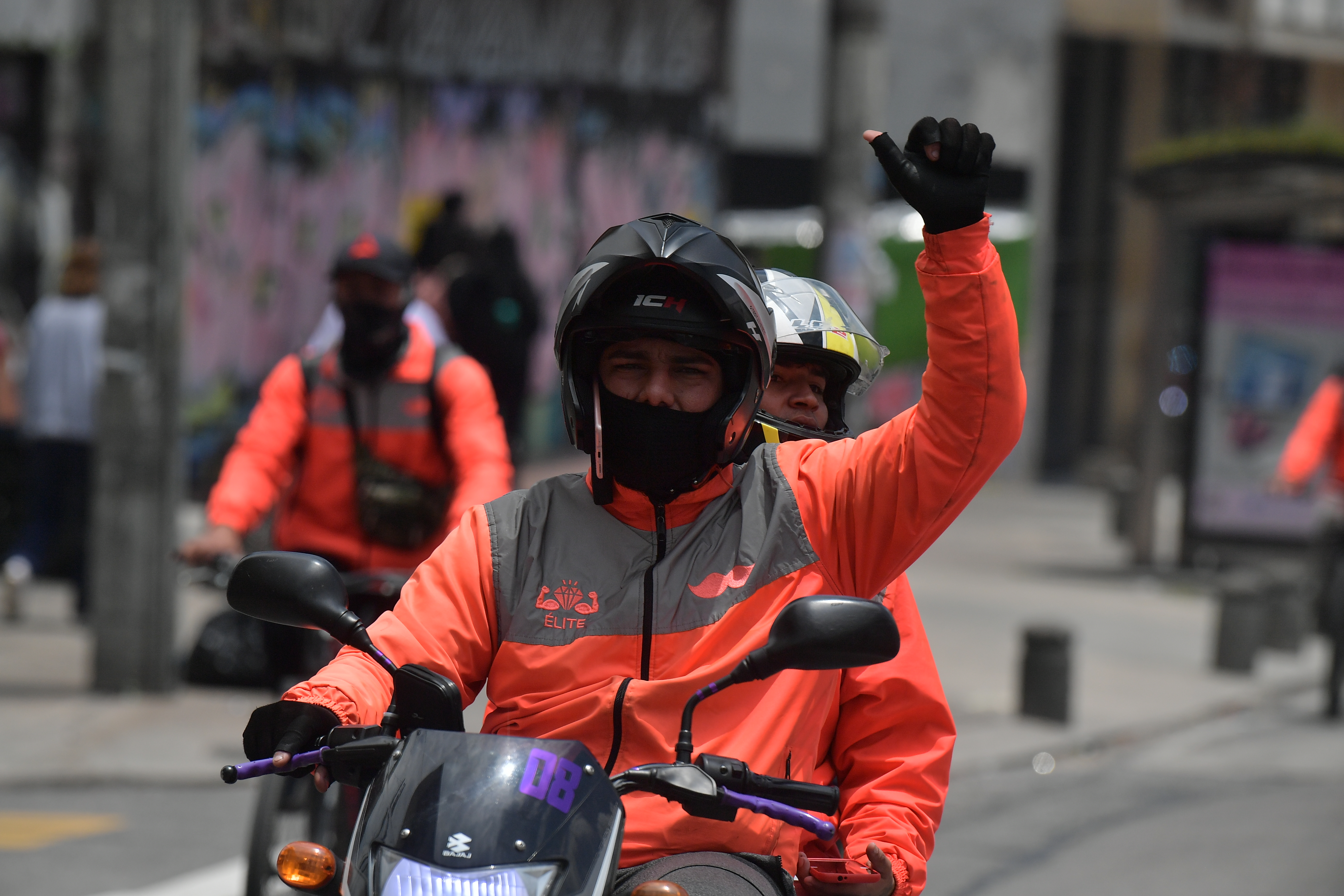 Domiciliarios que trabajan con la aplicación de Rappi se movilizaron por la carrera séptima, en contra de la vinculación contractual que propone la reforma laboral del Gobierno Nacional. Alegan que este cambio lo que contempla es una “contratación forzada” con la que no están de acuerdo.