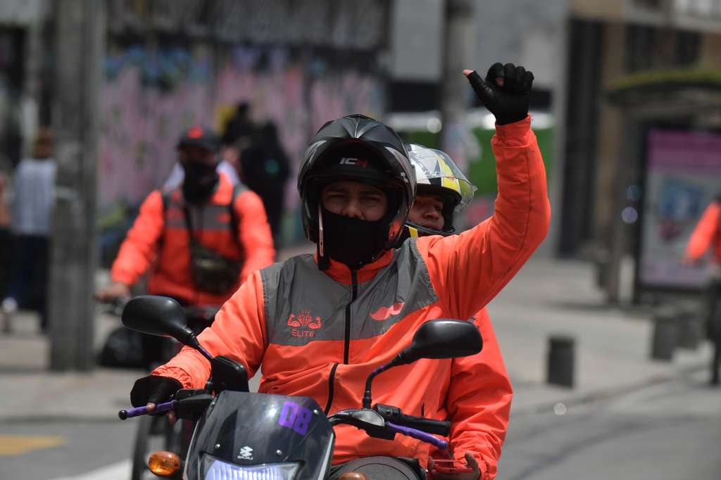 Domiciliarios que trabajan con la aplicación de Rappi se movilizaron por la carrera séptima, en contra de la vinculación contractual que propone la reforma laboral del Gobierno Nacional. Alegan que este cambio lo que contempla es una “contratación forzada” con la que no están de acuerdo.