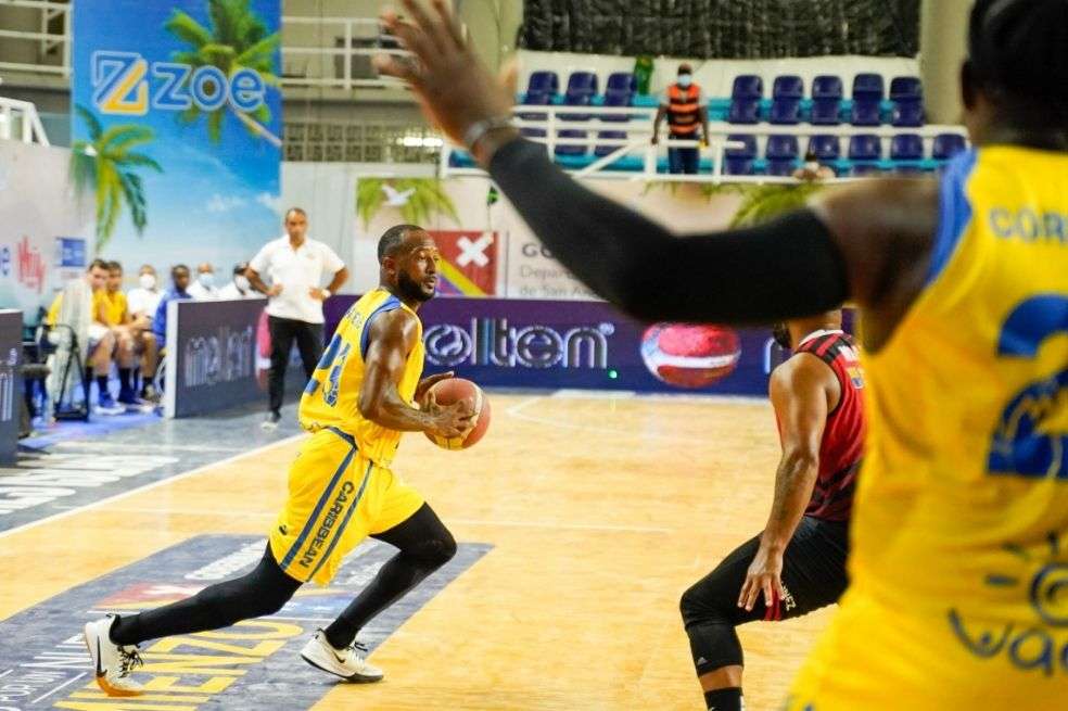 Eduart Steele, con la pelota en sus manos, durante un partido de la fase regular contra Motilones del Norte, en el coliseo Ginny Bay, de la isla de San Andrés. /DPB