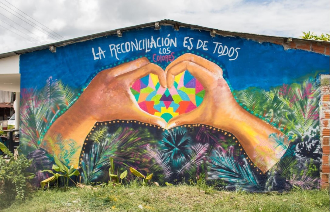 En el corregimiento de Campo Alegre, Puerto Asís, exFarc y víctimas LGBTIQ pintaron este mural.