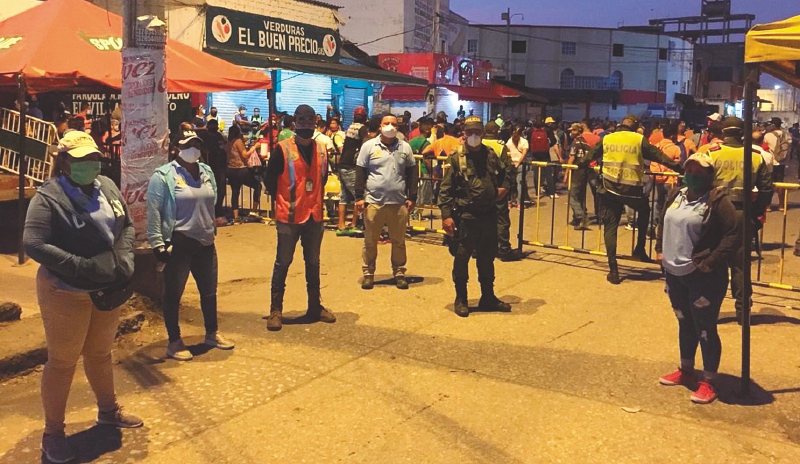 El mercado de Bazurto, Cartagena, abre de 12:00 de la medianoche a 8:00 a.m.
